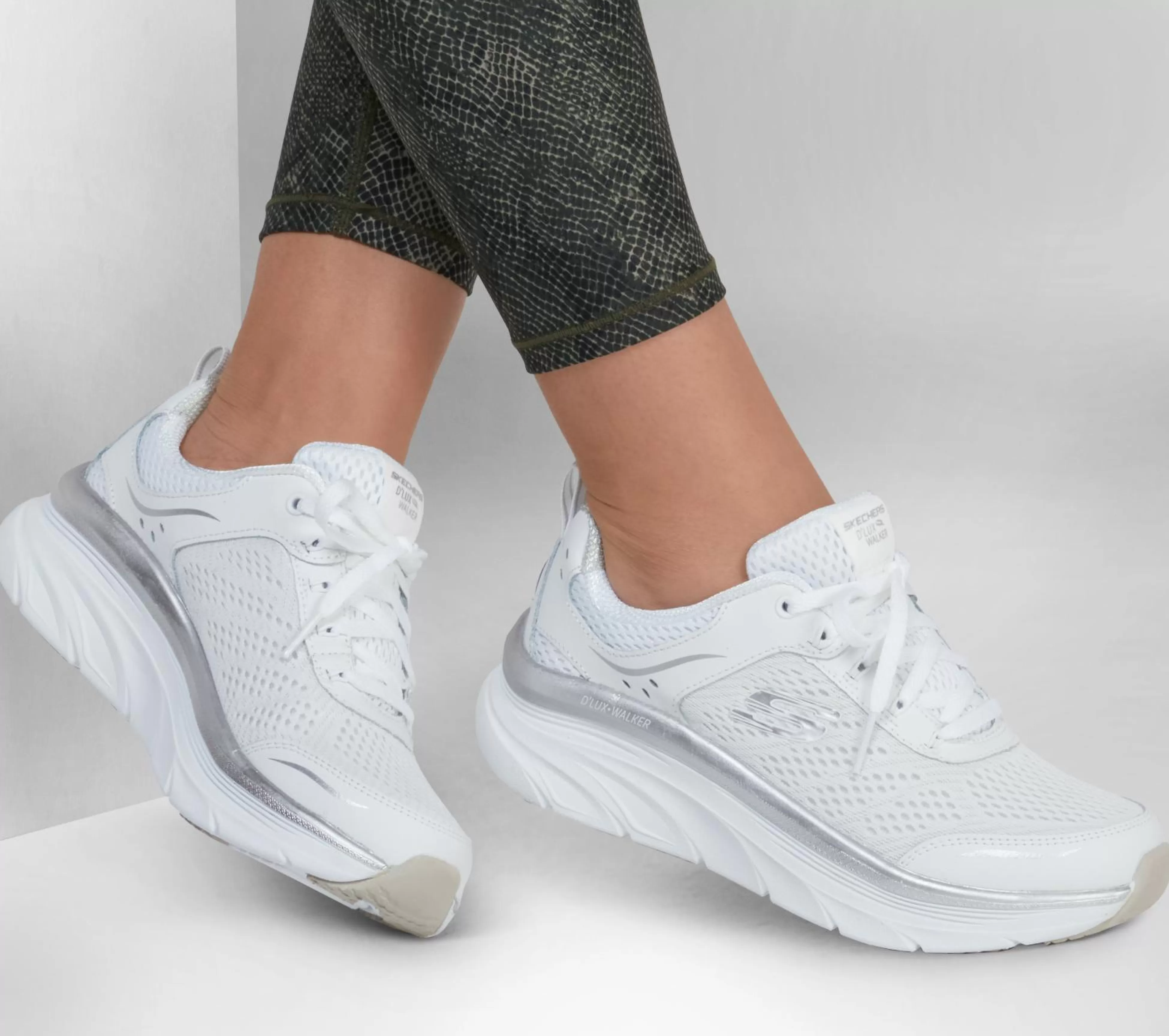 SKECHERS Veterschoenen | Sportieve Sneakers^Relaxed Fit: D'Lux Walker - Infinite Motion WIT / ZILVER