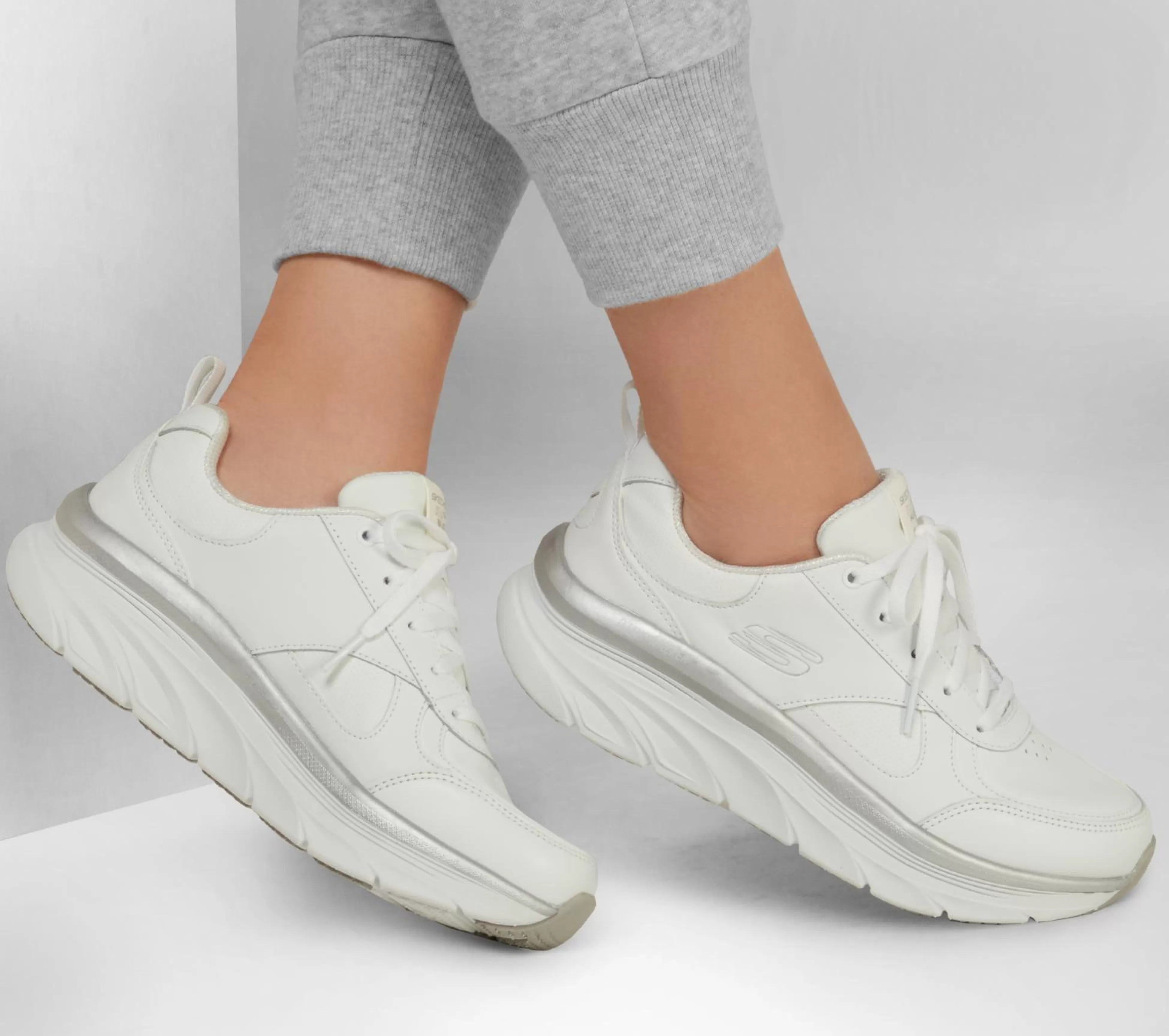 SKECHERS Veterschoenen | Sportieve Sneakers^Relaxed Fit: D'Lux Walker - Timeless Path WIT / ZILVER